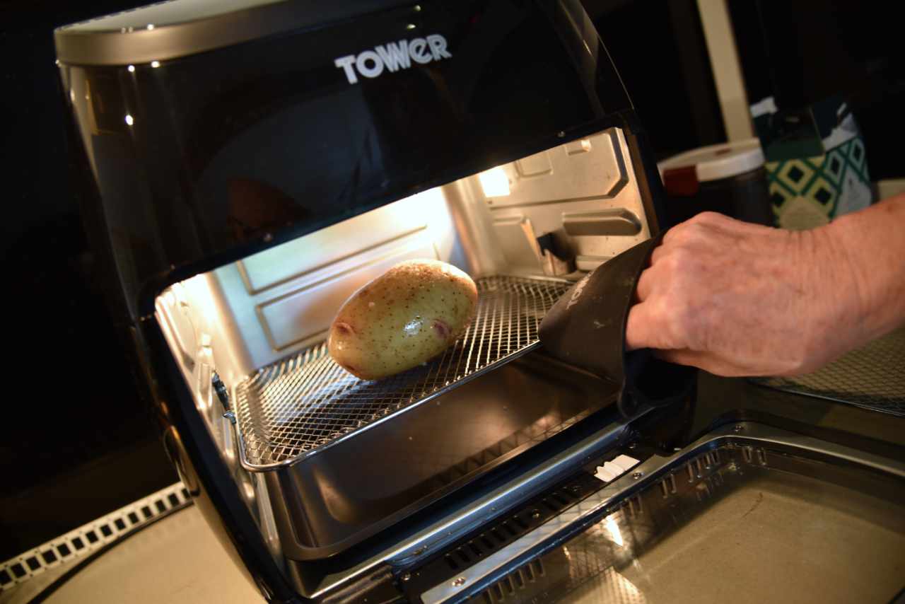 Air Fryers Give Off Less Heat and Use Less Energy Than an Oven. Here's How  Much - CNET